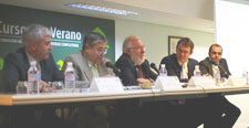 Manuel Aragüetes, Ignacio Garde y Carlos Berzosa con los autores del libro